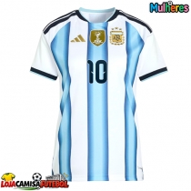 Camisa de Futebol Argentina Lionel Messi #10 Equipamento Principal Mulheres Mundo 2026 Manga Curta
